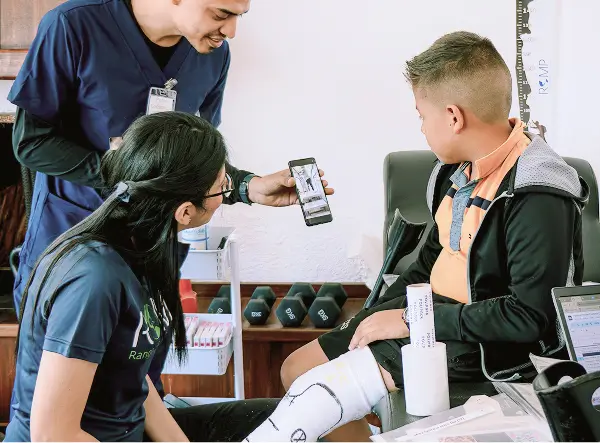 Aliados corporativos apoyan a nuestros pacientes mediante prótesis, capacitación y mejoras en espacios comunitarios.